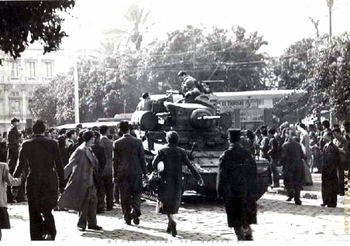 PA i- 61- Place d'armes animee.jpg
